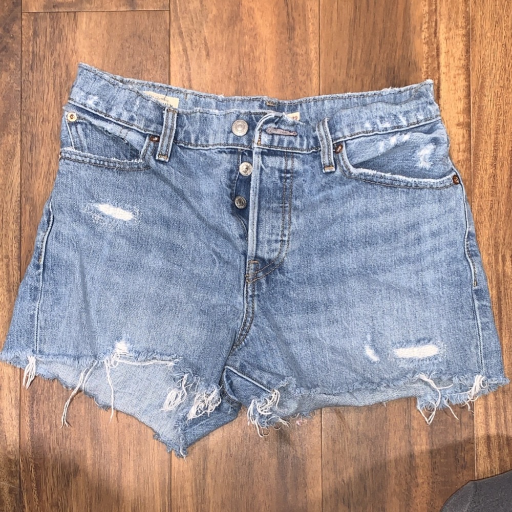 Levi's Women's Wedgie shorts W29 Bleached Denim Shorts Distressed SUMMER STYLE - Picture 3 of 9
